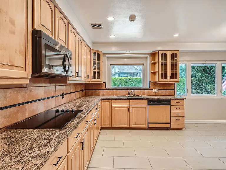 3766 Willowcrest Ave — Photo 3