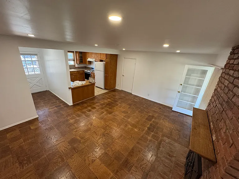 15901 Community St — Photo 7