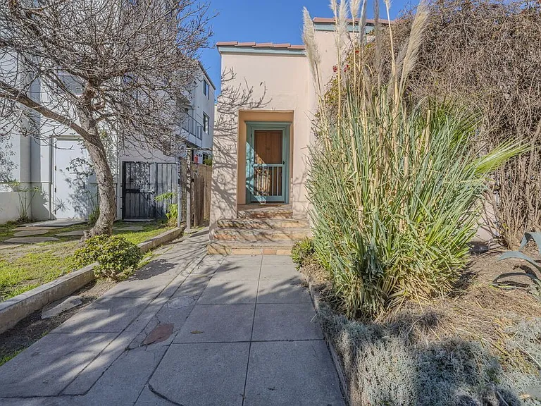 223 California Ave — Photo 2