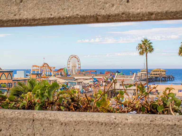 Living at Santa Monica — Photo 27