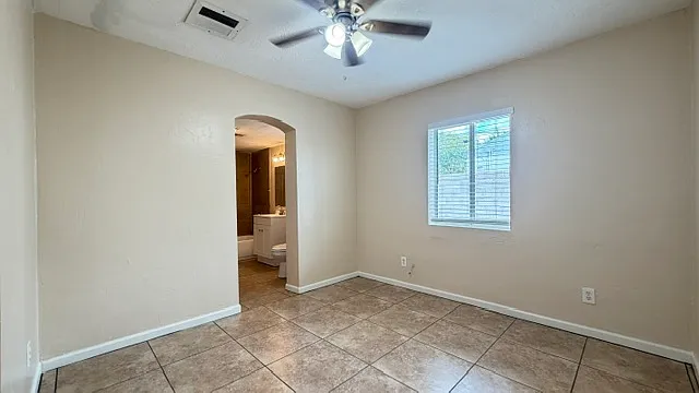 2 bedroom 2 bathroom near 202 Freeway — Photo 3