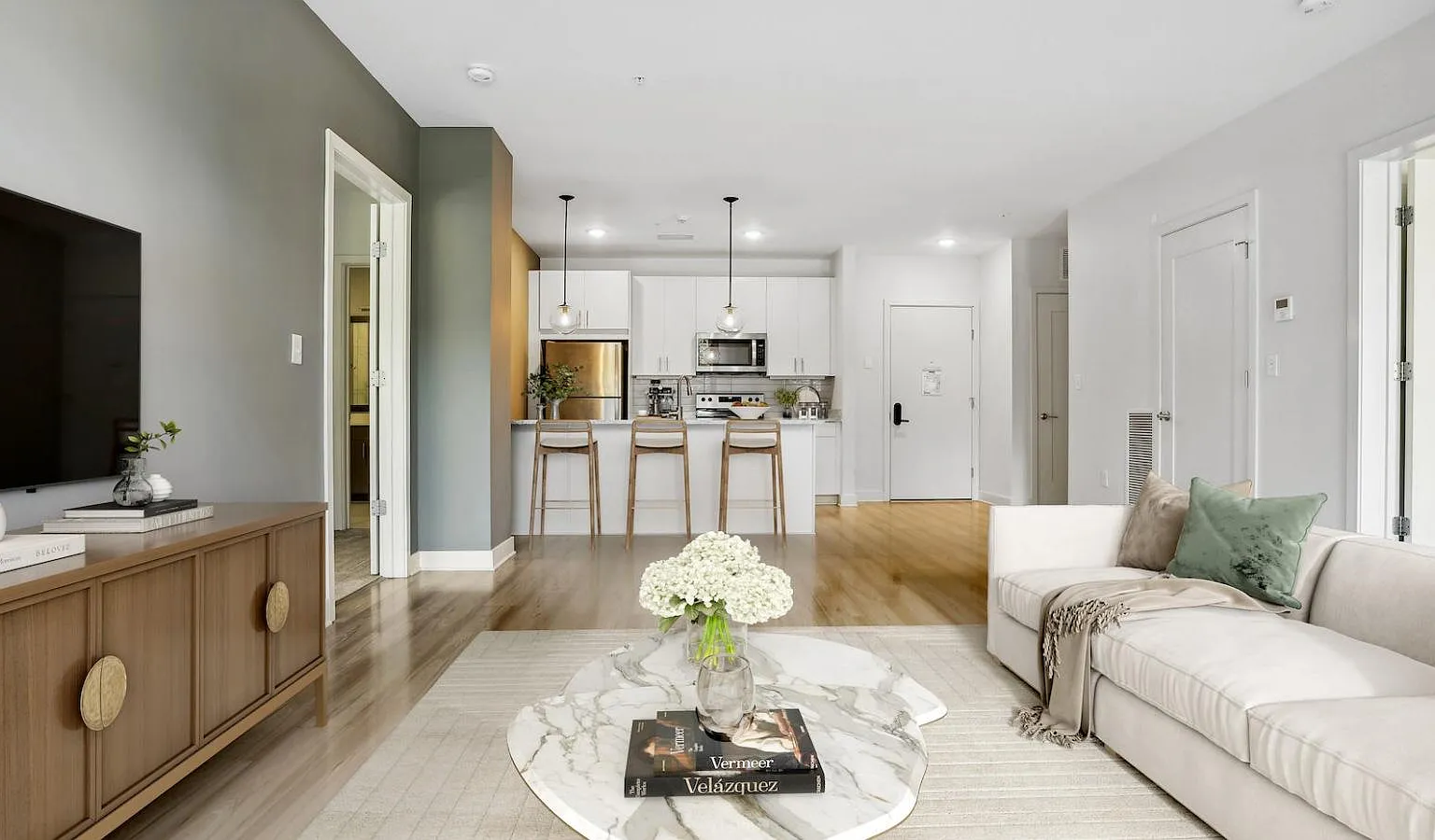 50 Front Luxury Apartments — Photo 4