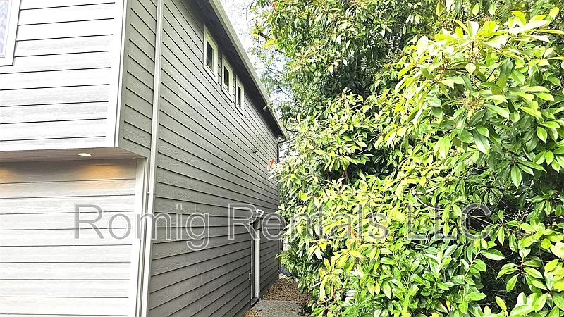 2 bed, 1.0 bath, 700 sqft, $1,595 — Photo 2