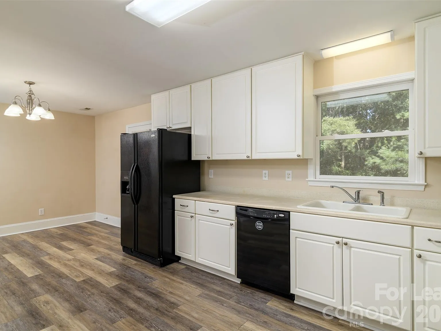 3 bed, 2.0 bath, 1305 sqft, $1,995 — Photo 3