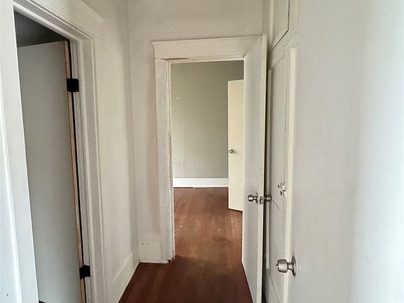 3rd image of 1428 E Garnett St