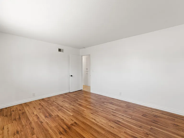 1017 Oxford Dr #D — Photo 8