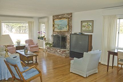 Spacious living room w/ hardwood