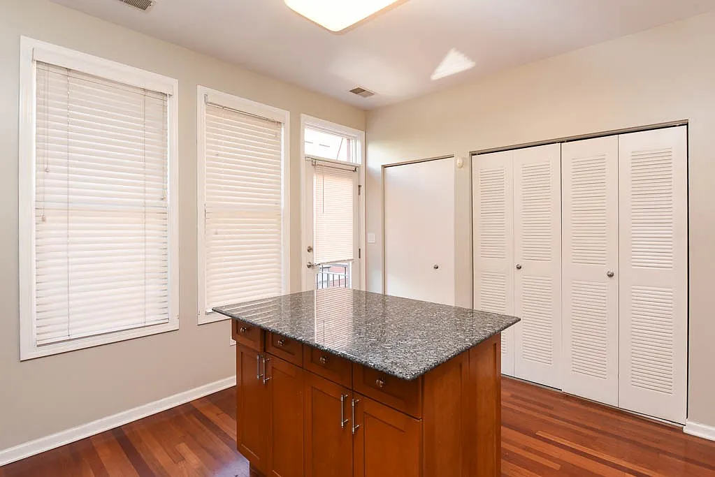 2 bed, 2.5 bath, 2200 sqft, $4,500 — Photo 4