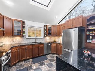 355 Lake Shore Dr, Pleasantville, NY 10570