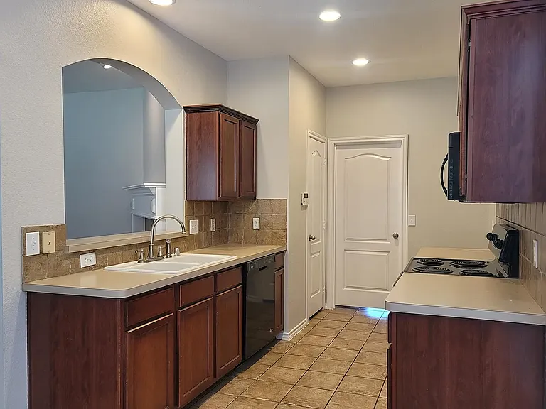 806 Bens Dr — Photo 6