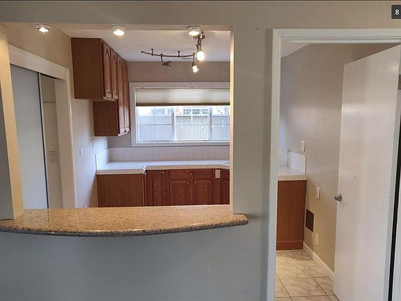 5th image of 3247 Round Hill Dr