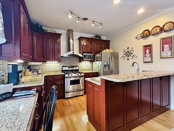 18th image of 498 Dearman St