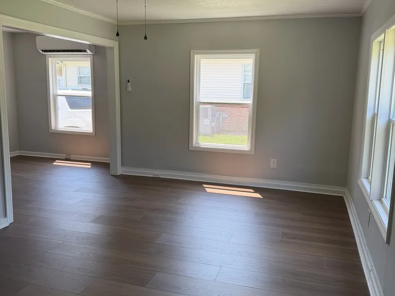 1146 Stonewall St N — Photo 2