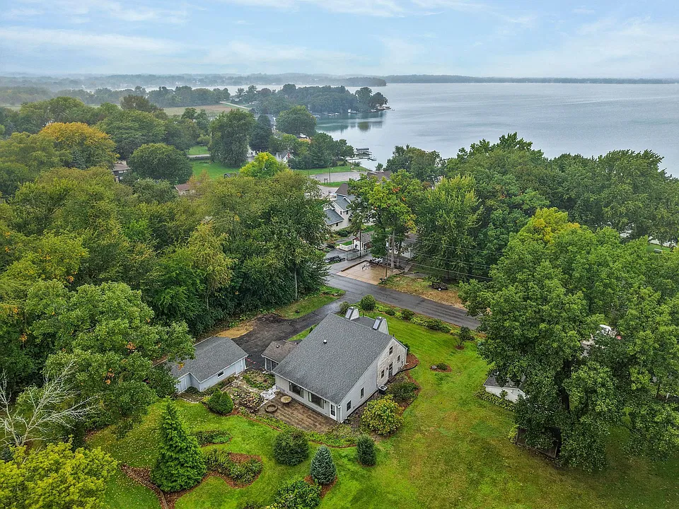 3287 Brooklyn Dr