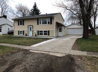 1008 Lakeview Dr, Rochelle, IL 61068