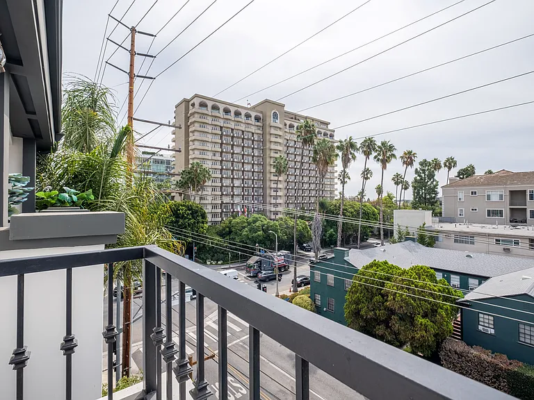 147 S Doheny Dr #303 — Photo 30