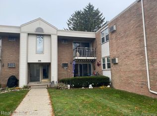 1661 Cass Lake Rd UNIT D, Keego Harbor, MI 48320