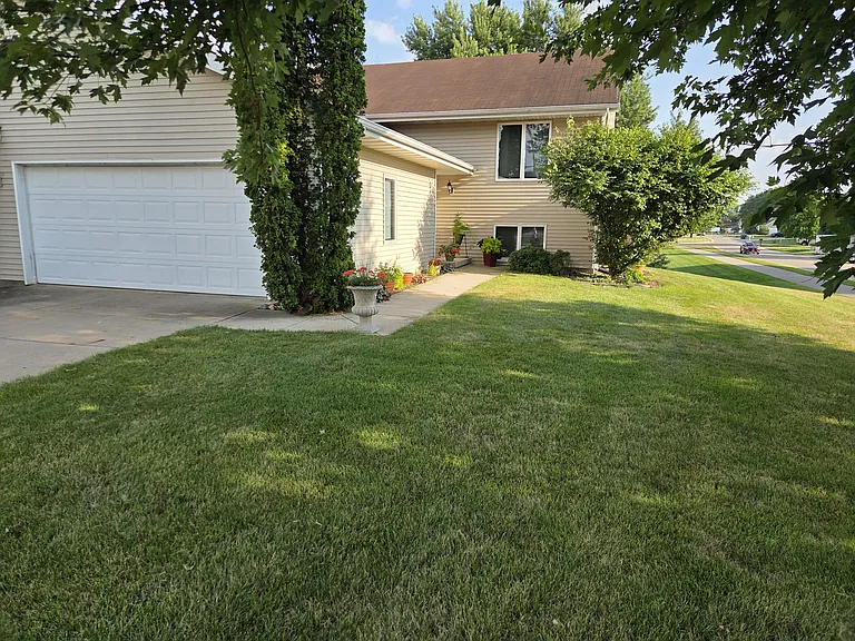 4553 Windsor Rd — Photo 1