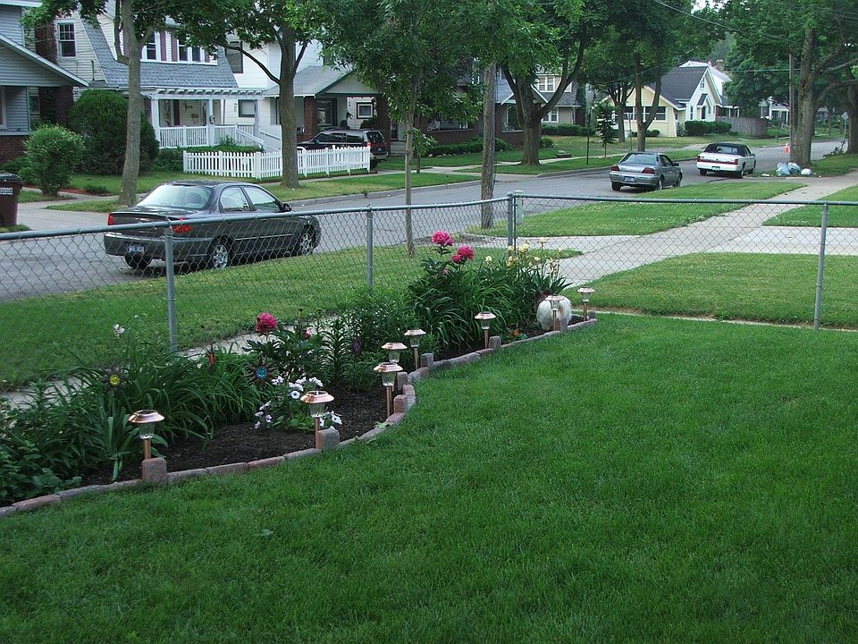 Front landscaping (South)