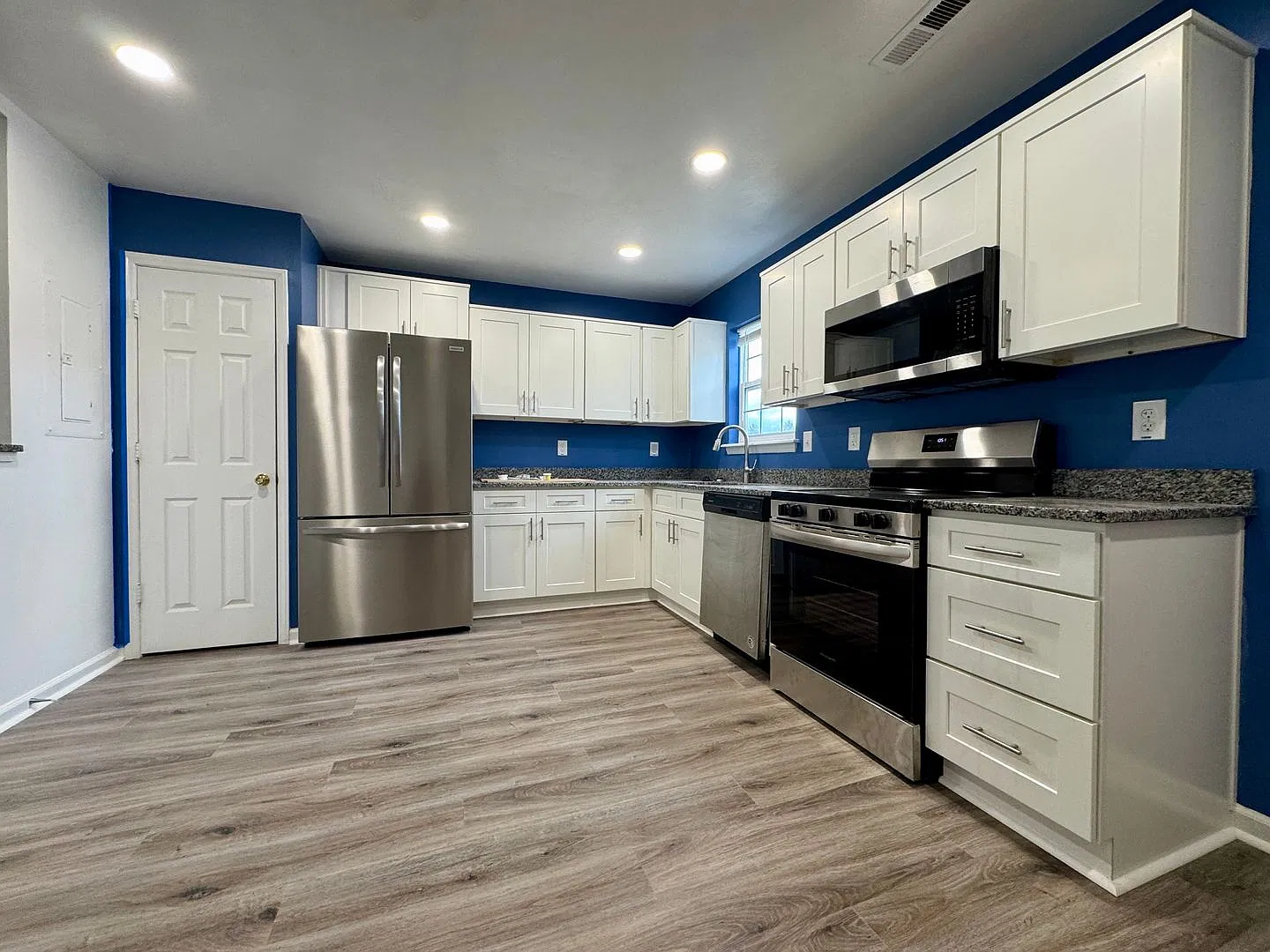 4 Bedroom Townhome Near Patrick Henry Drive — Photo 1