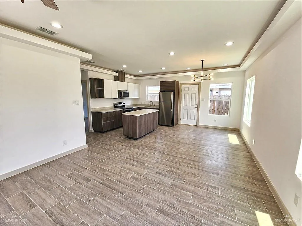 2 bed, 2.0 bath, 1030 sqft, $1,070 — Photo 2