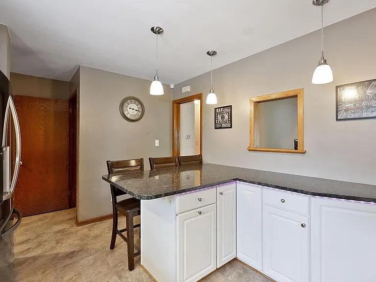 251 Stanley St E — Photo 4
