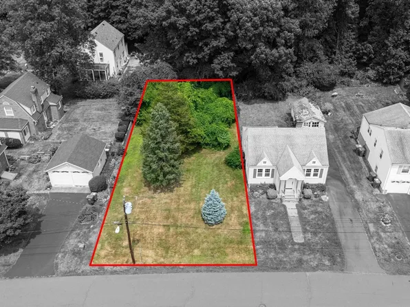 35 Haywood Lane, Hamden, CT 06514