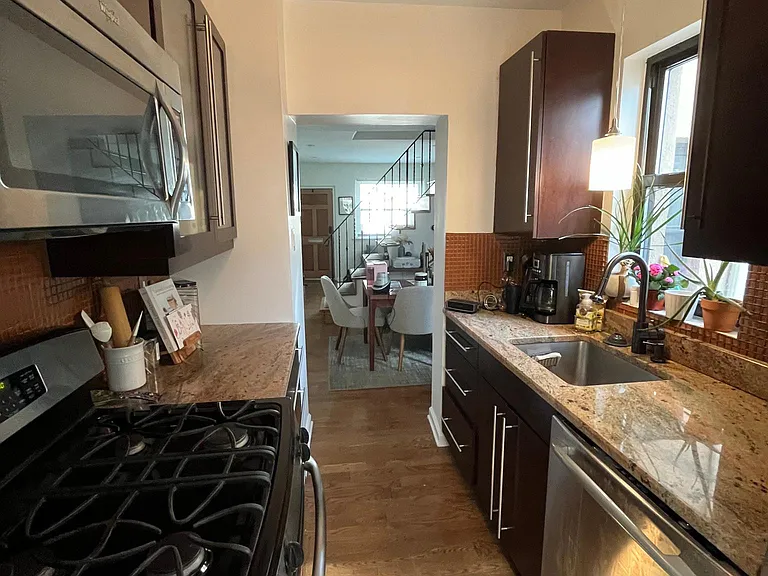 708 Saint Albans St — Photo 10