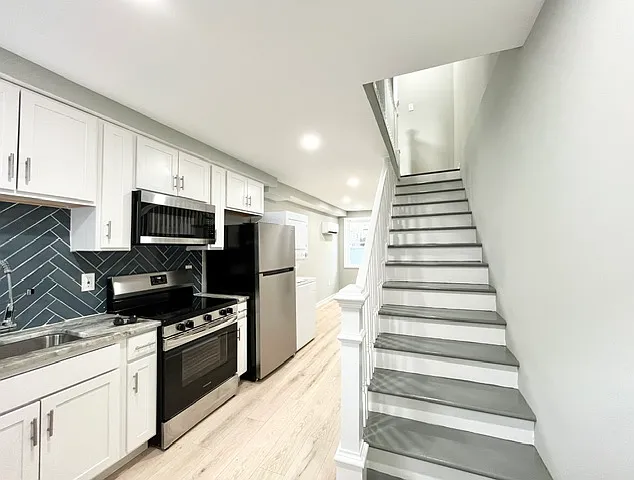 935 S Belnord Ave — Photo 2