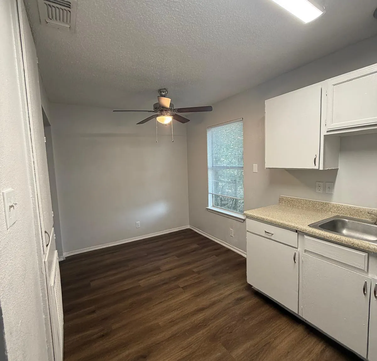 3 bed, 854 sqft, $899 — Photo 3