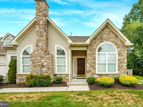 282 Willow Dr, Newtown, PA 18940