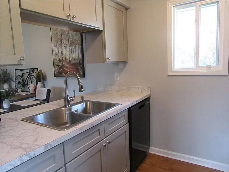 524 Eastbrooke Ln — Photo 3