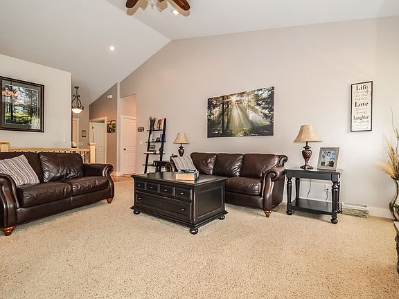 4th image of 989 Grassland Dr