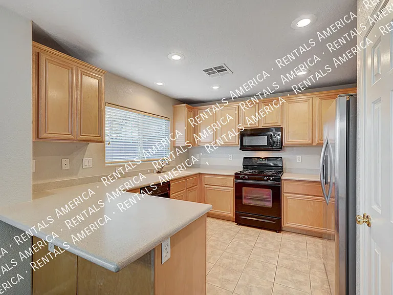 10567 Foggy Glen Ave — Photo 4