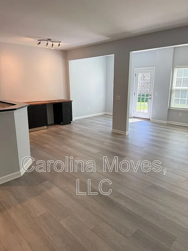 3 bed, 2.5 bath, 1796 sqft, $1,995 — Photo 1