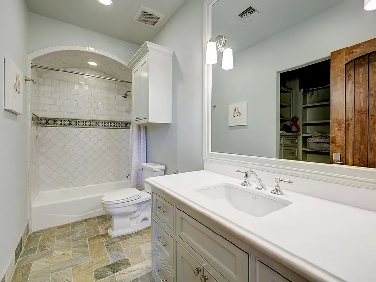 5610 Lynbrook Dr — Photo 34