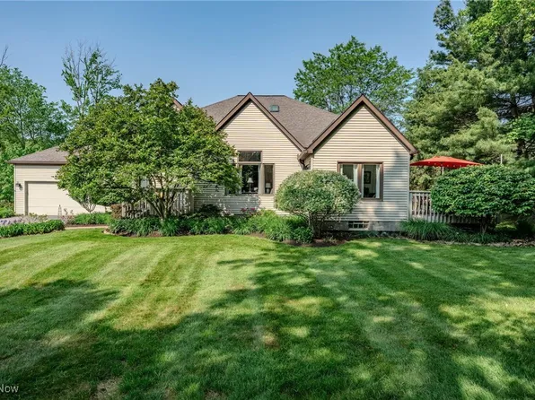 605 Magnolia Ln, Chagrin Falls, OH 44023