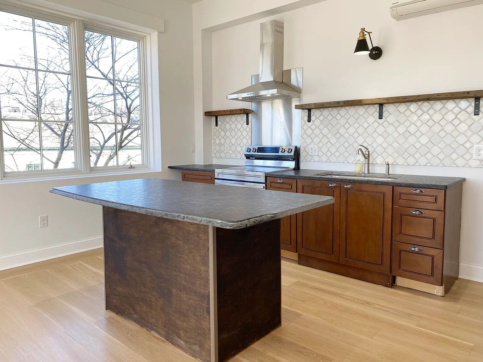 1 bed, 700 sqft, $2,400 — Photo 3