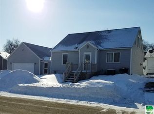 1108 3rd St, Hull, IA 51239