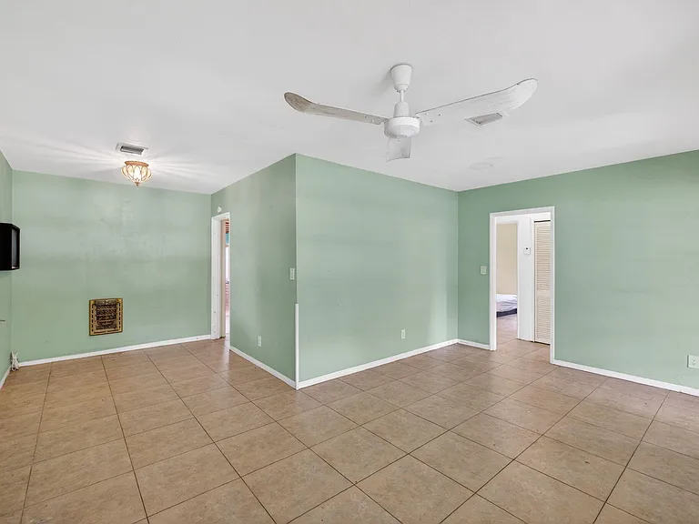 841 SW 18th Ct — Photo 19