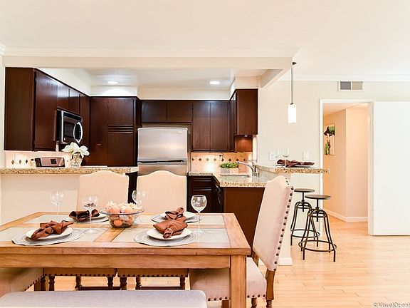 4th image of 637 N West Knoll Dr APT 105