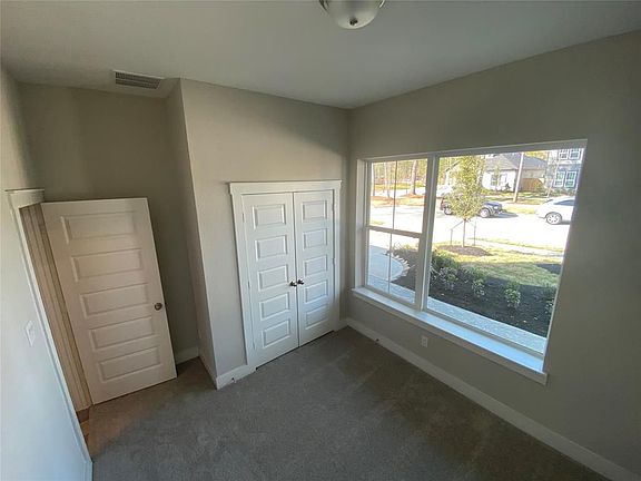5th image of 221 Thistle Dr
