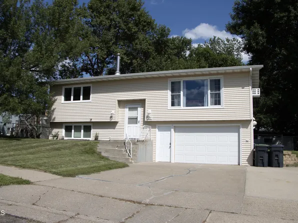 4204 38th Ave NW, Mandan, ND 58554