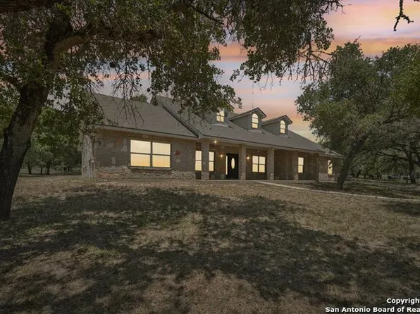 118 SKY HAWK LN, Floresville, TX 78114
