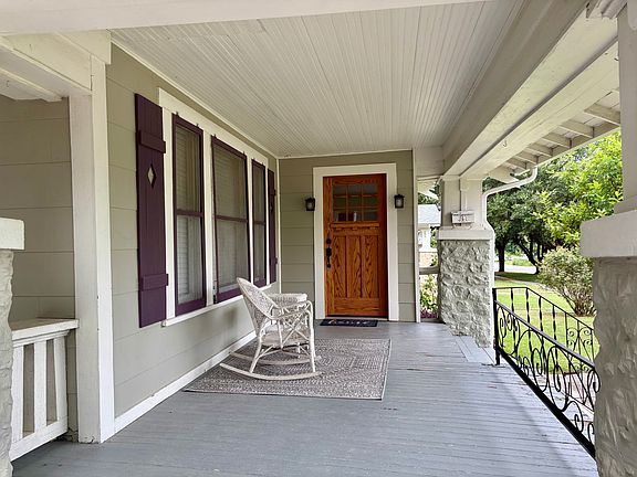 3rd image of 1028 W Magnolia Ave