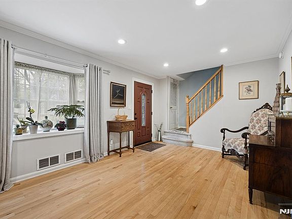 5th image of 394 Burlington Rd
