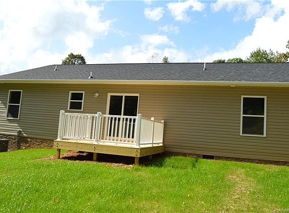 2nd image of 917 Woodbine Pl NE