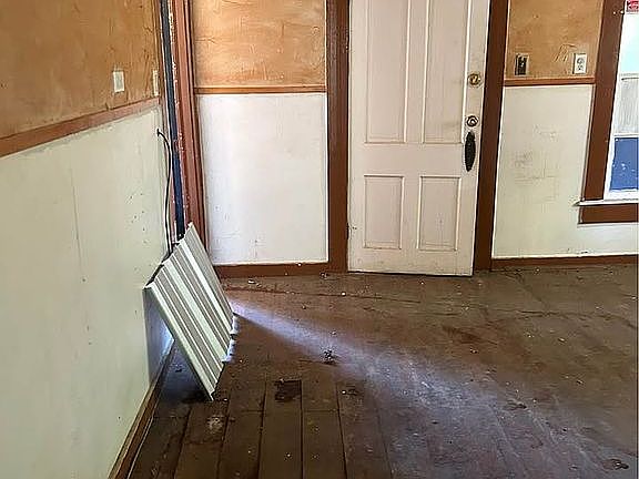 4th image of 1060 20th St NE