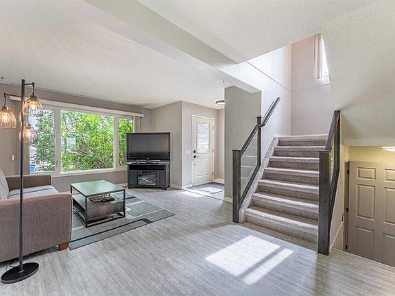 3rd image of 40 E Fonda Cres SE