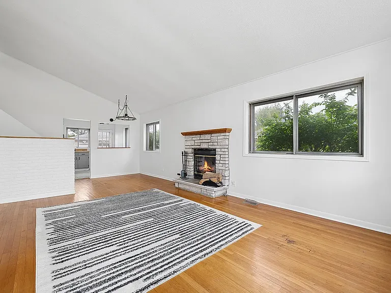 324 Mission Ave — Photo 2